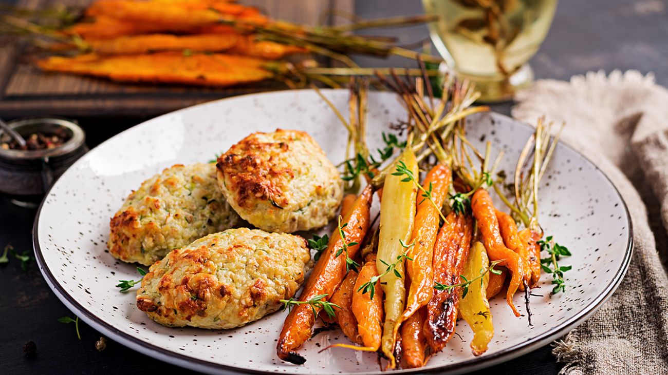 baked-organic-carrots-with-thyme-and-cutlet-S3FDCJE-copy