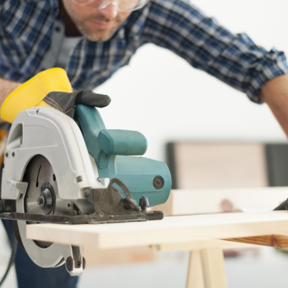 carpenter-working-with-circular-saw